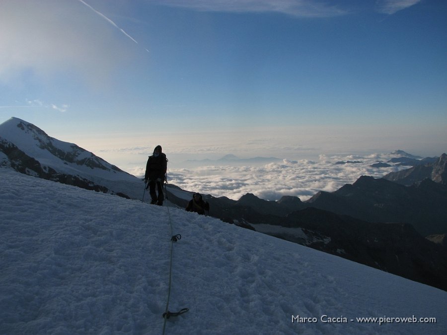 07_Claudia impegnata nella salita sopra il mare di nuvole.JPG